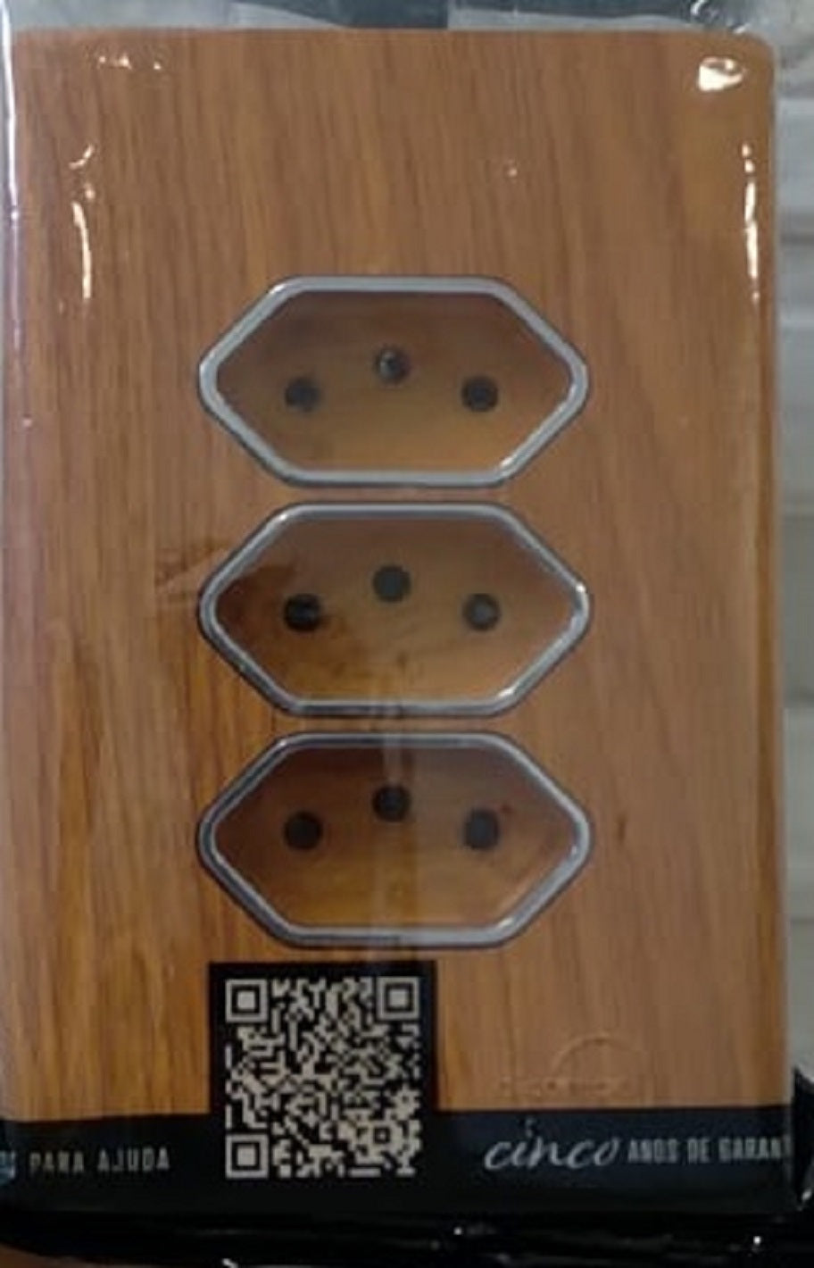 Tomada Tripla 10A Cumaru com Cromado