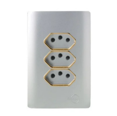 Tomada Tripla 2 10A 1 20A Novara Prata com Gold Novara